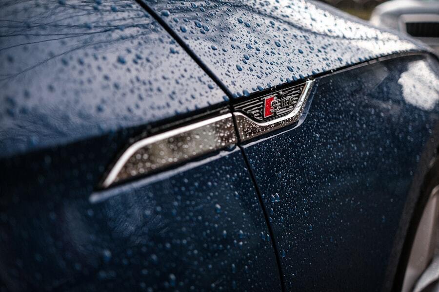 côté véhicule bleu sous pluie