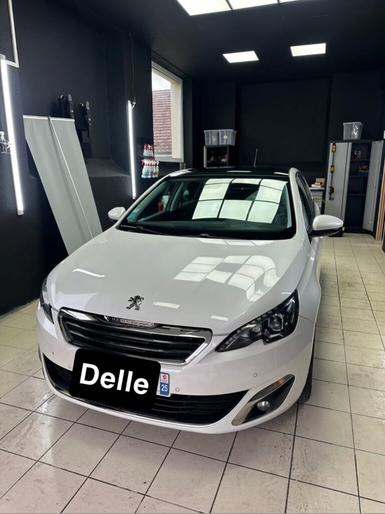 Peugeot blanche dans garage FH Autotech